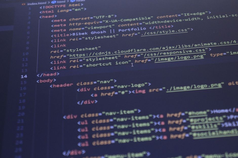 Team arbeitet an Kursprojekten für Programmierung und UX/UI-Design