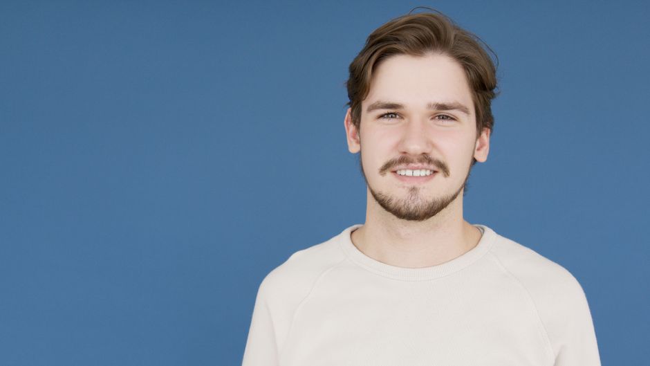 Teilnehmende arbeiten im Kurs an UX/UI-Design und Programmierung
